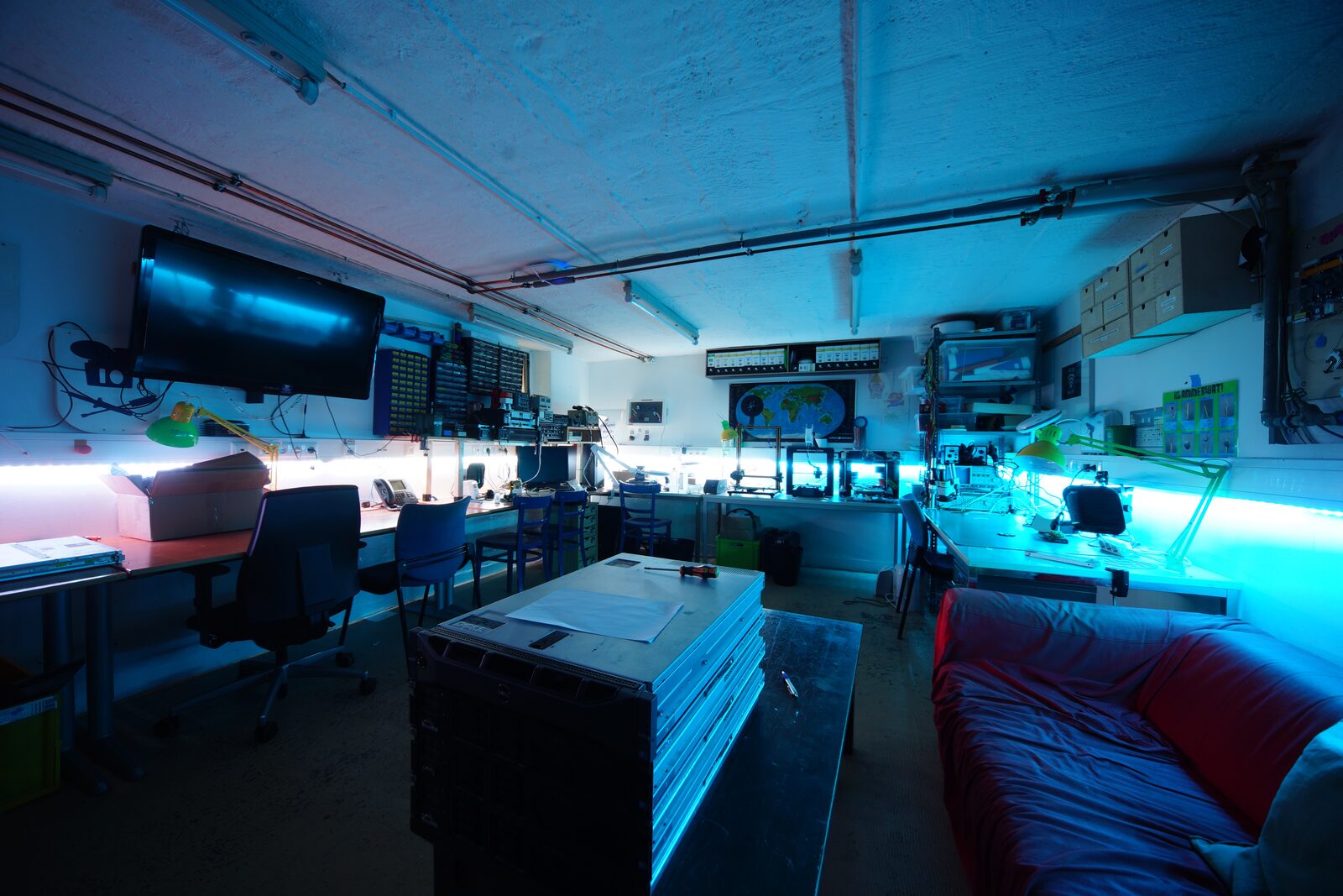 Elektroniklabor der Binary Kitchen – Arbeitstische und Neonbeleuchtung