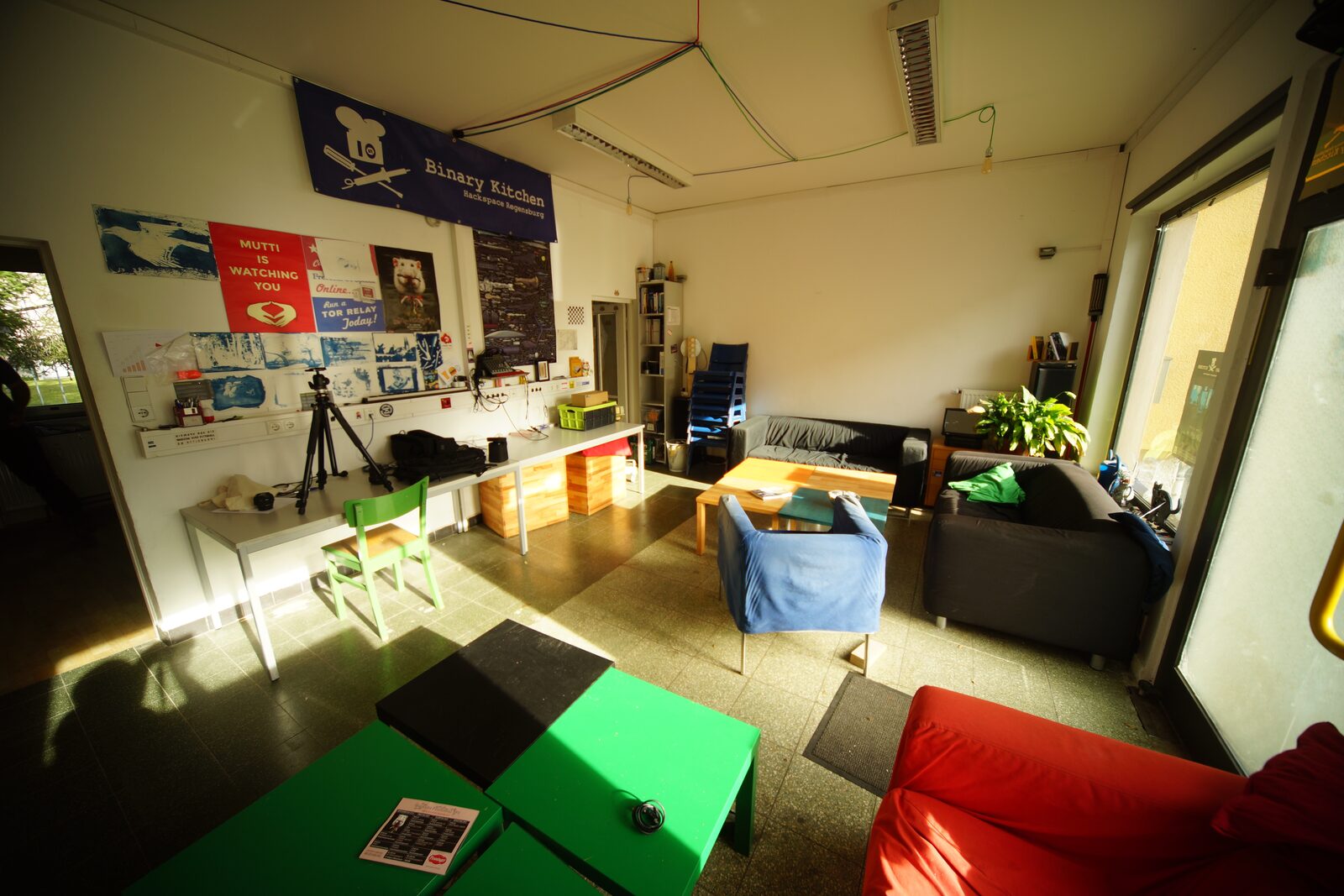 Wohnzimmer der Binary Kitchen – Sofas, Beamer und Veranstaltungsort